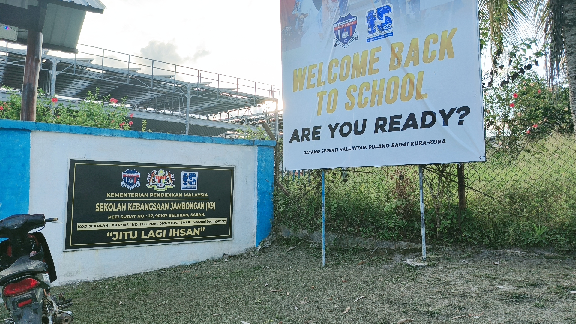 Papan tanda dan gerbang SK Jambongan K9