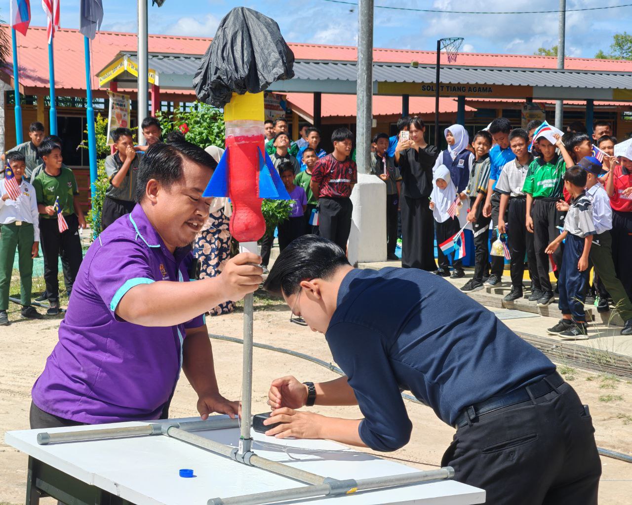Aktiviti pelancaran roket air di sekolah