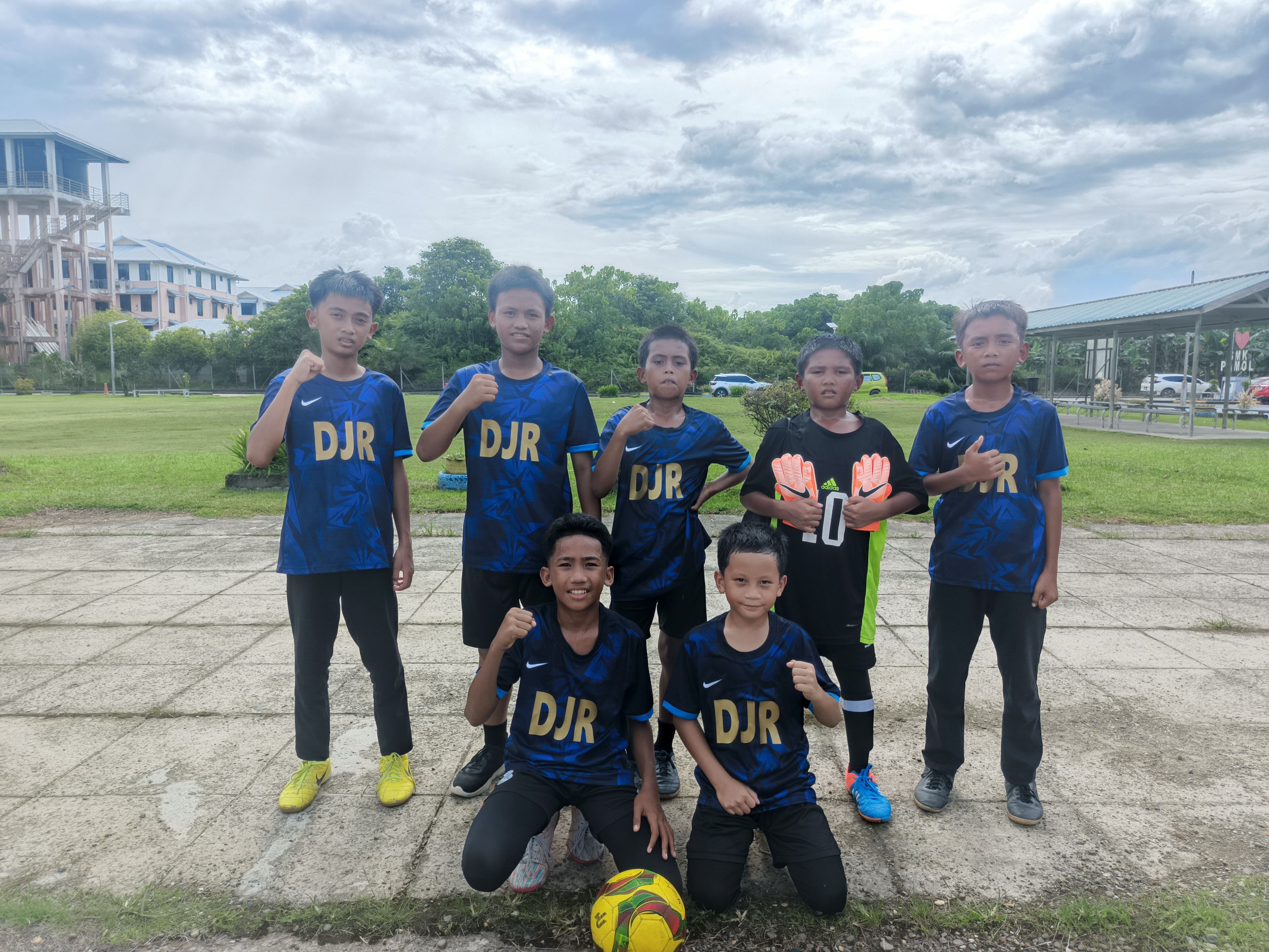 Pasukan bola sepak murid SK Jambongan K9