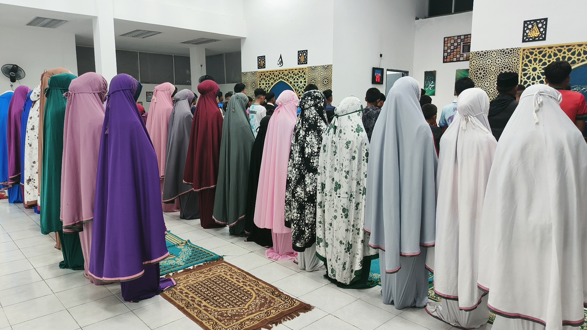 Murid menunaikan solat berjemaah