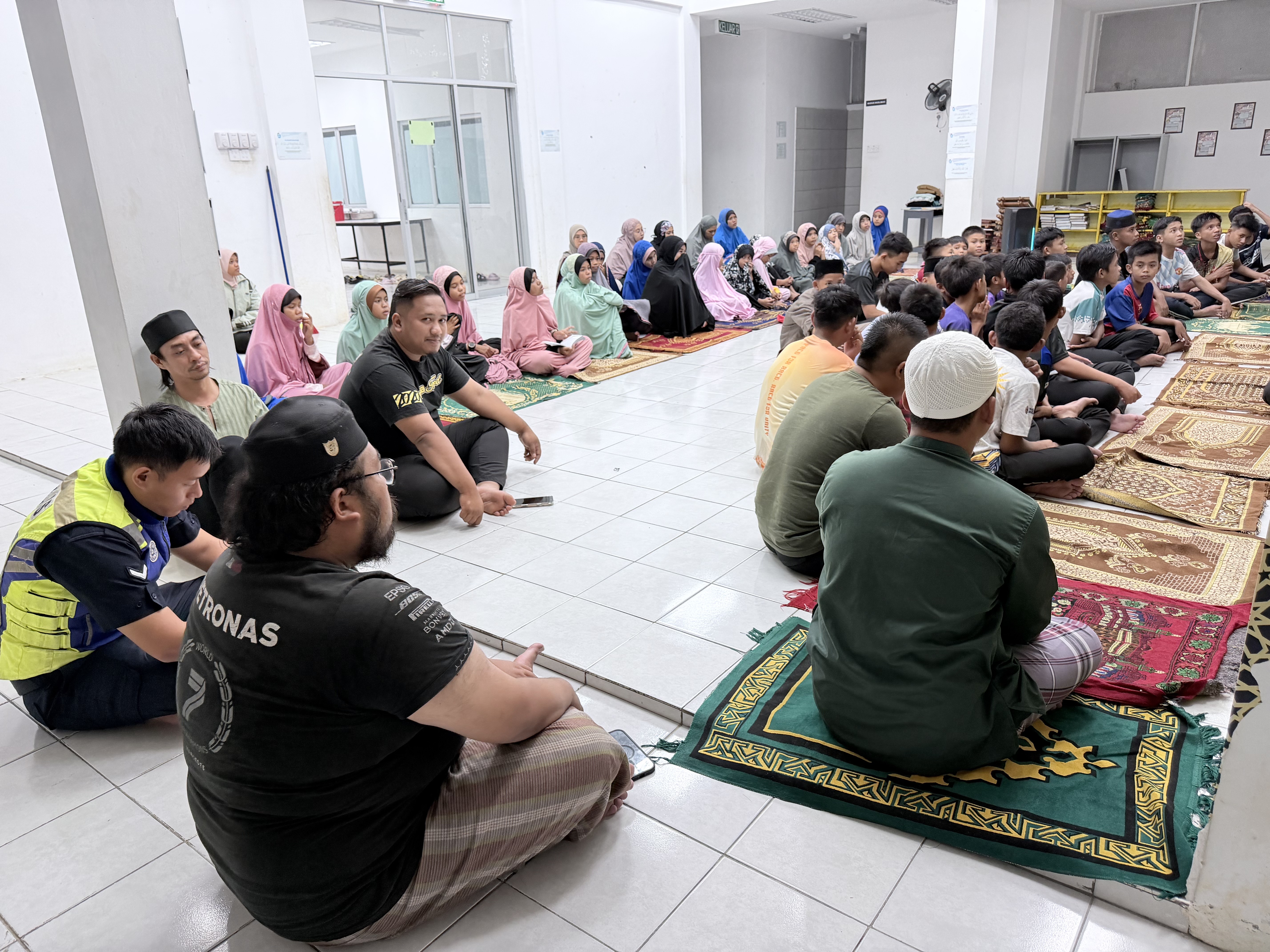 Warga sekolah berhimpun di surau