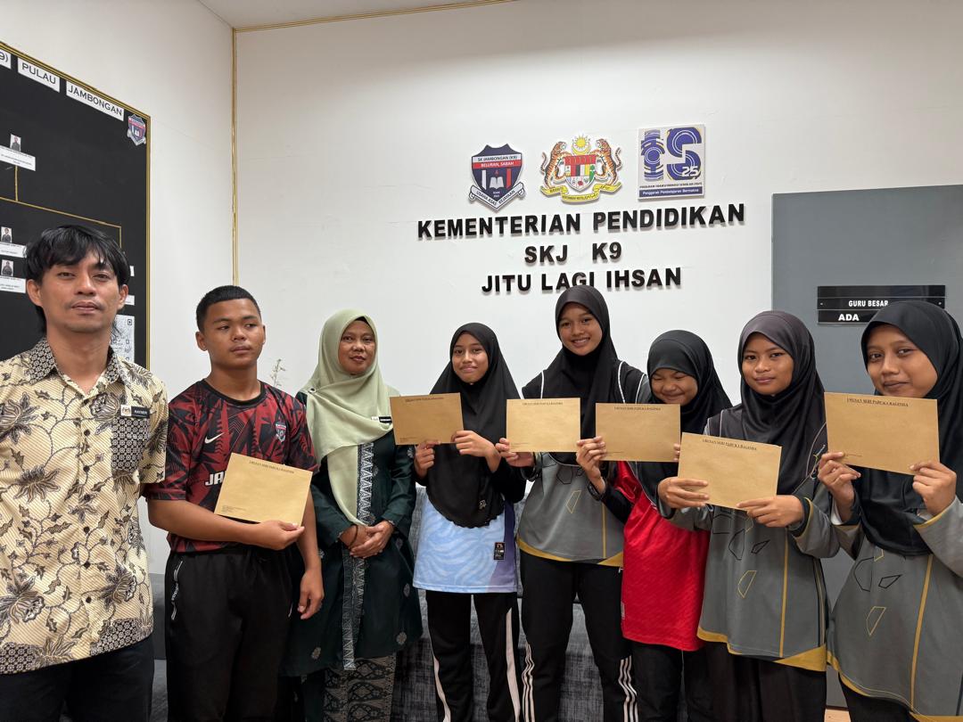 Murid menerima bantuan persekolahan