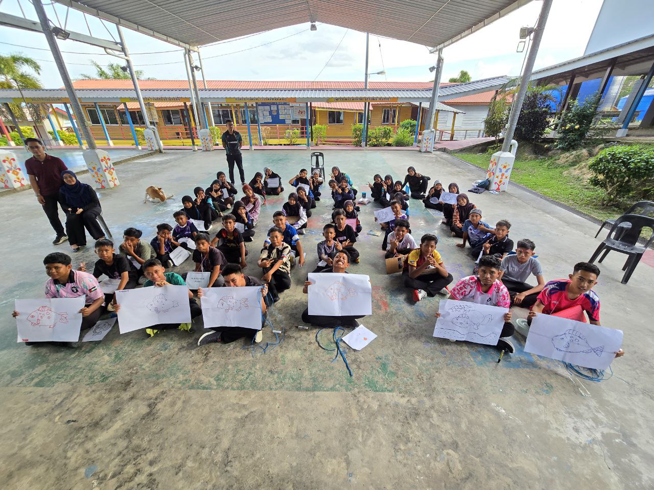 Murid menunjukkan hasil aktiviti kreatif