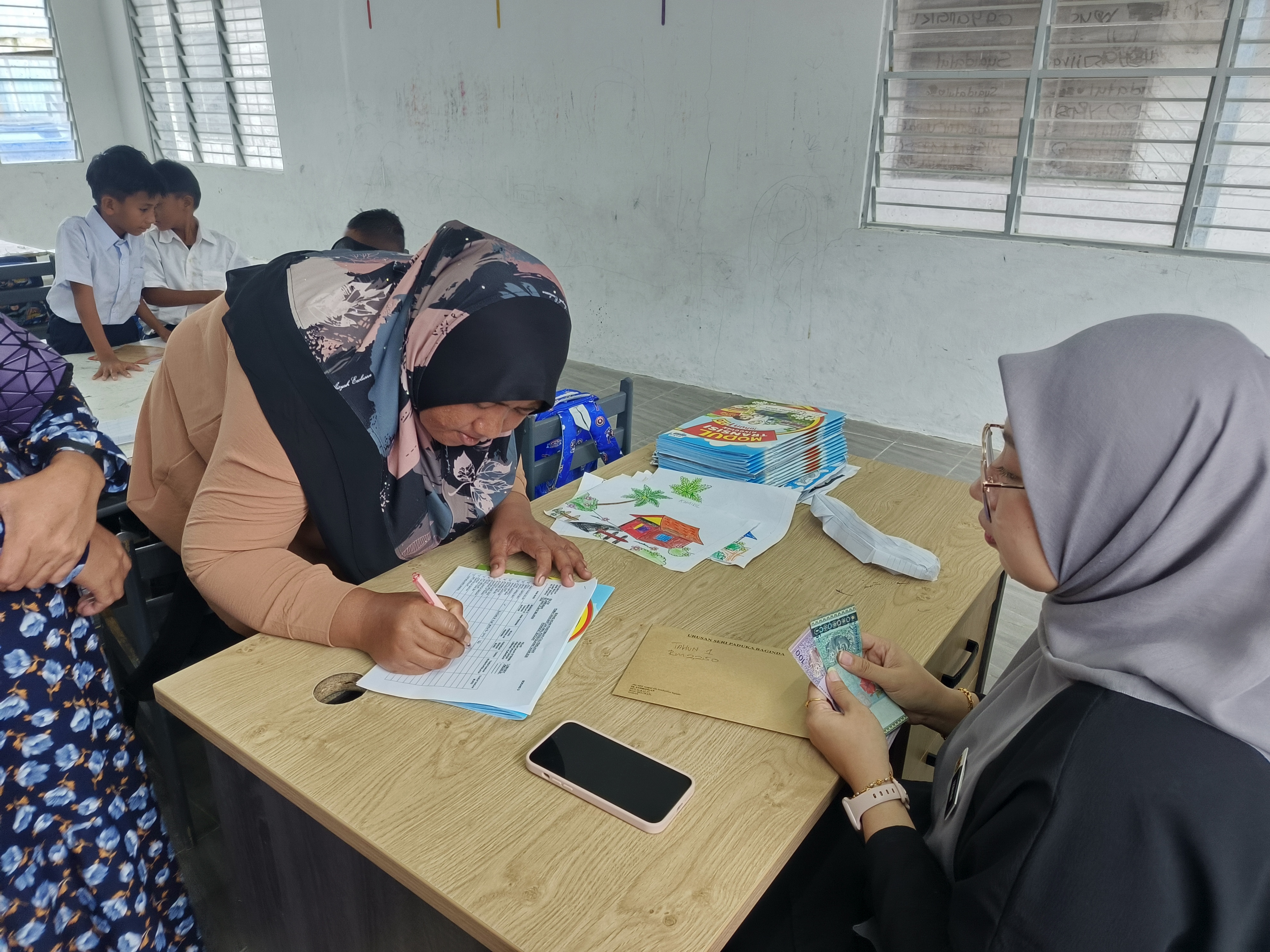 Urusan agihan bantuan kepada penjaga