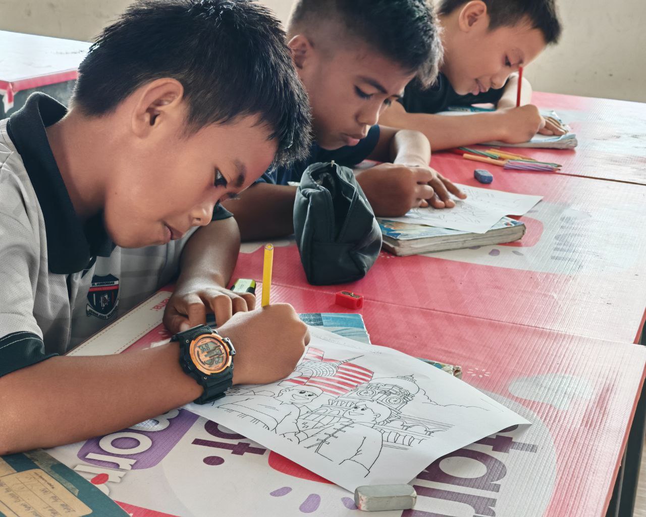 Murid menyertai aktiviti seni dan mewarna