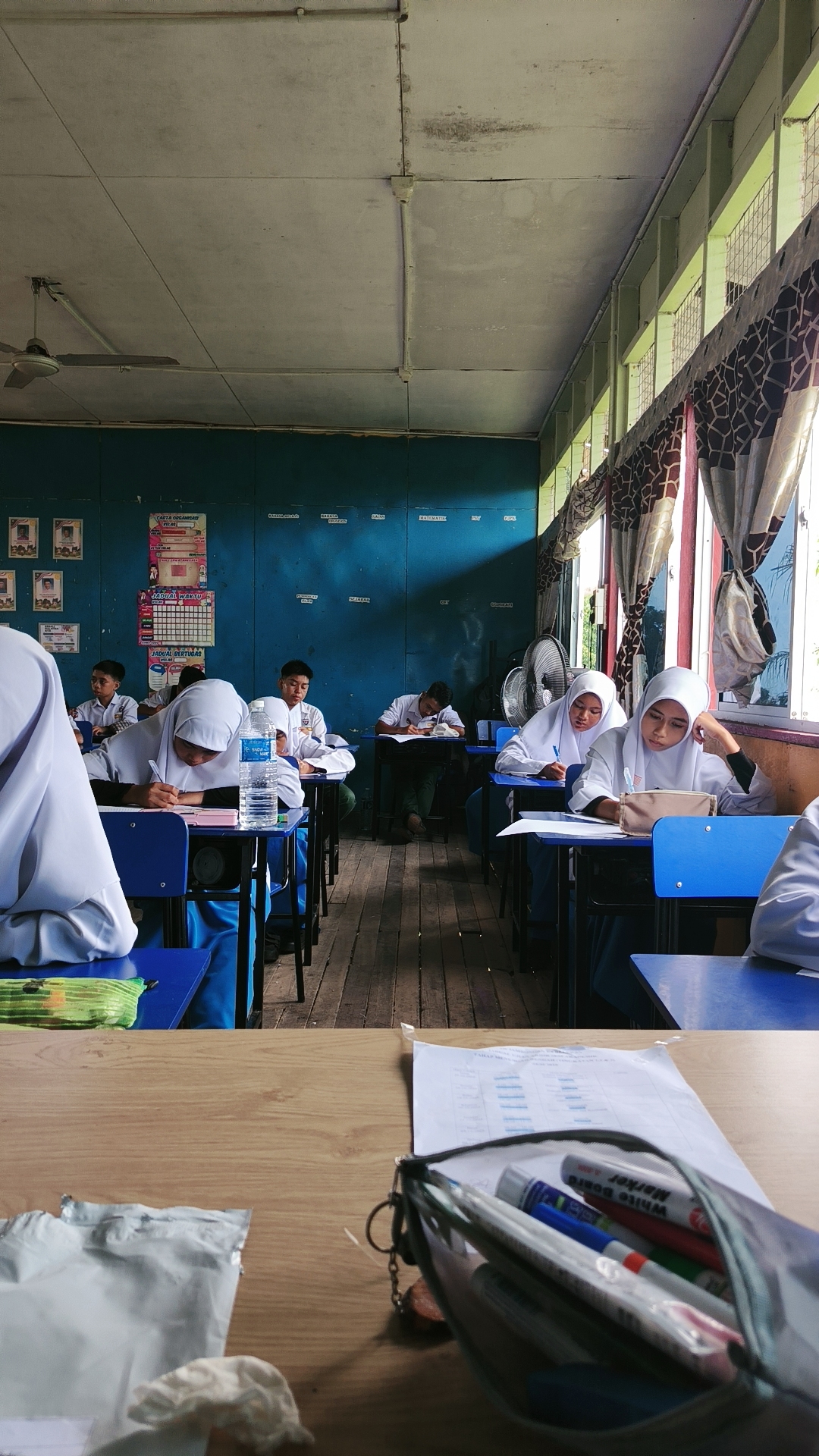 Murid menjalani pentaksiran di dalam kelas