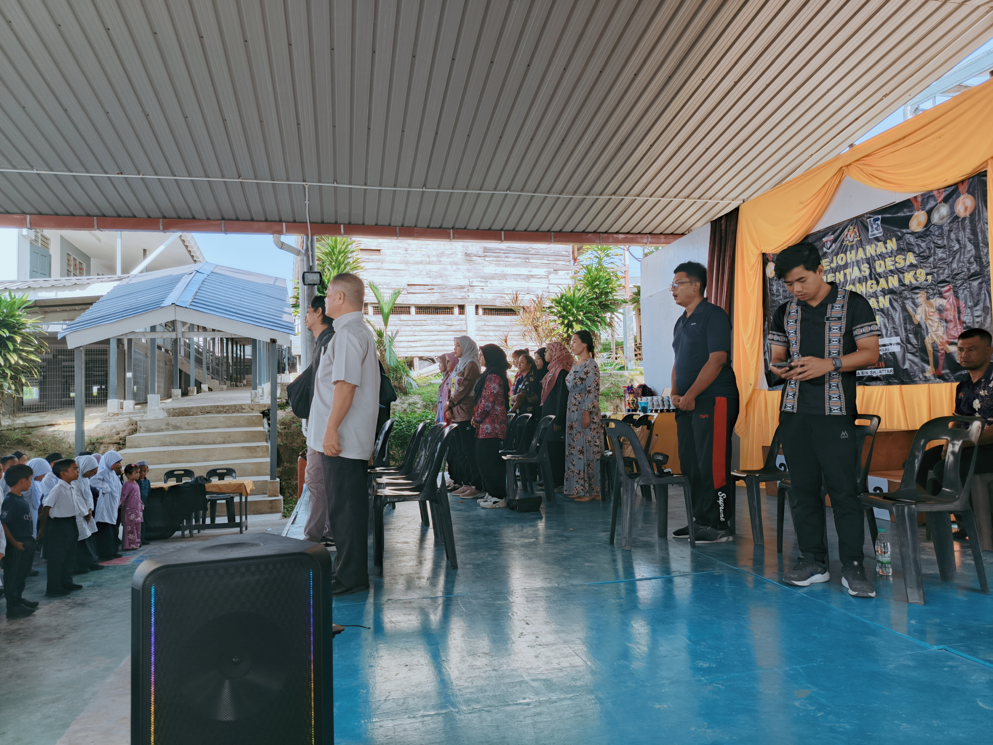 Majlis rasmi sekolah di dewan terbuka
