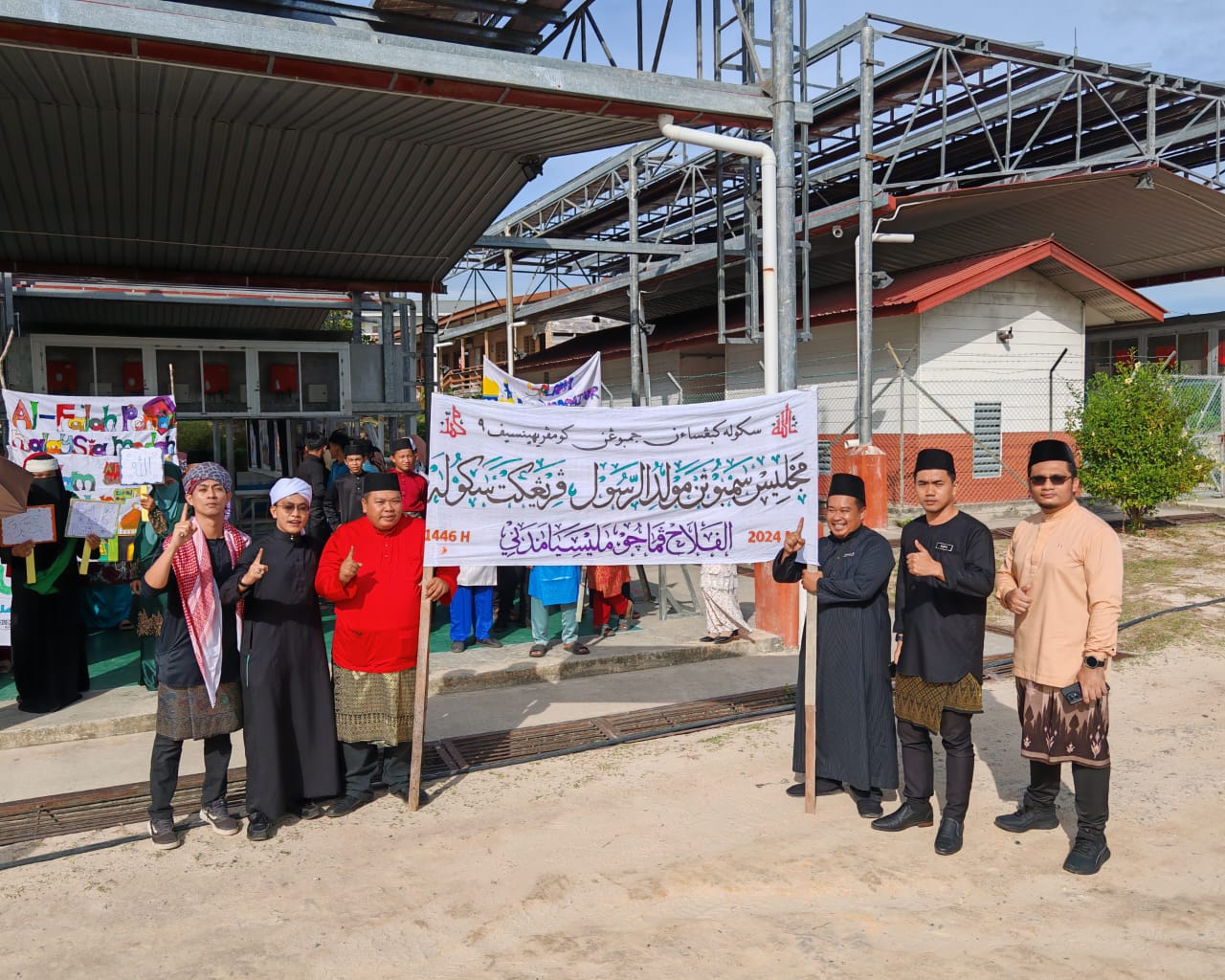 Warga sekolah dalam program Maulidur Rasul