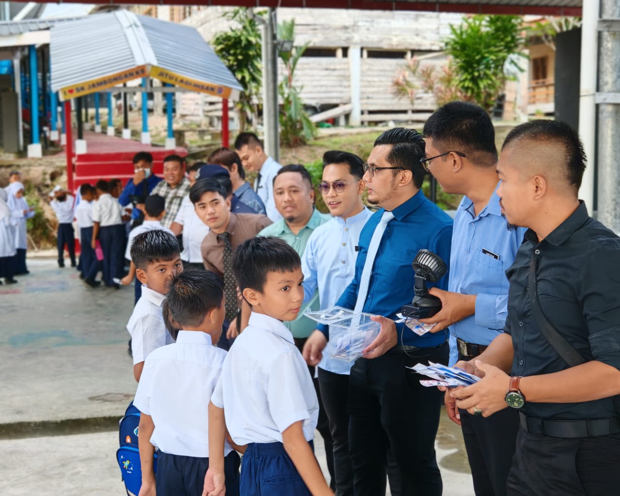 Guru menyambut kehadiran murid