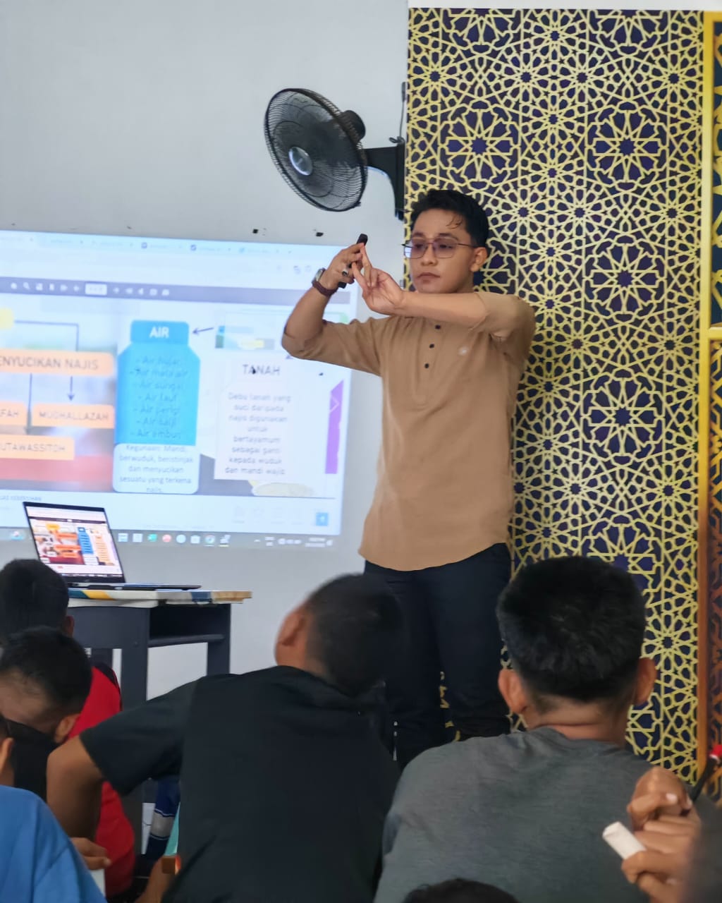 Penceramah menyampaikan pengisian kepada murid